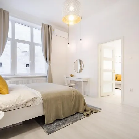 Bpr Lynx With A/c Budapest